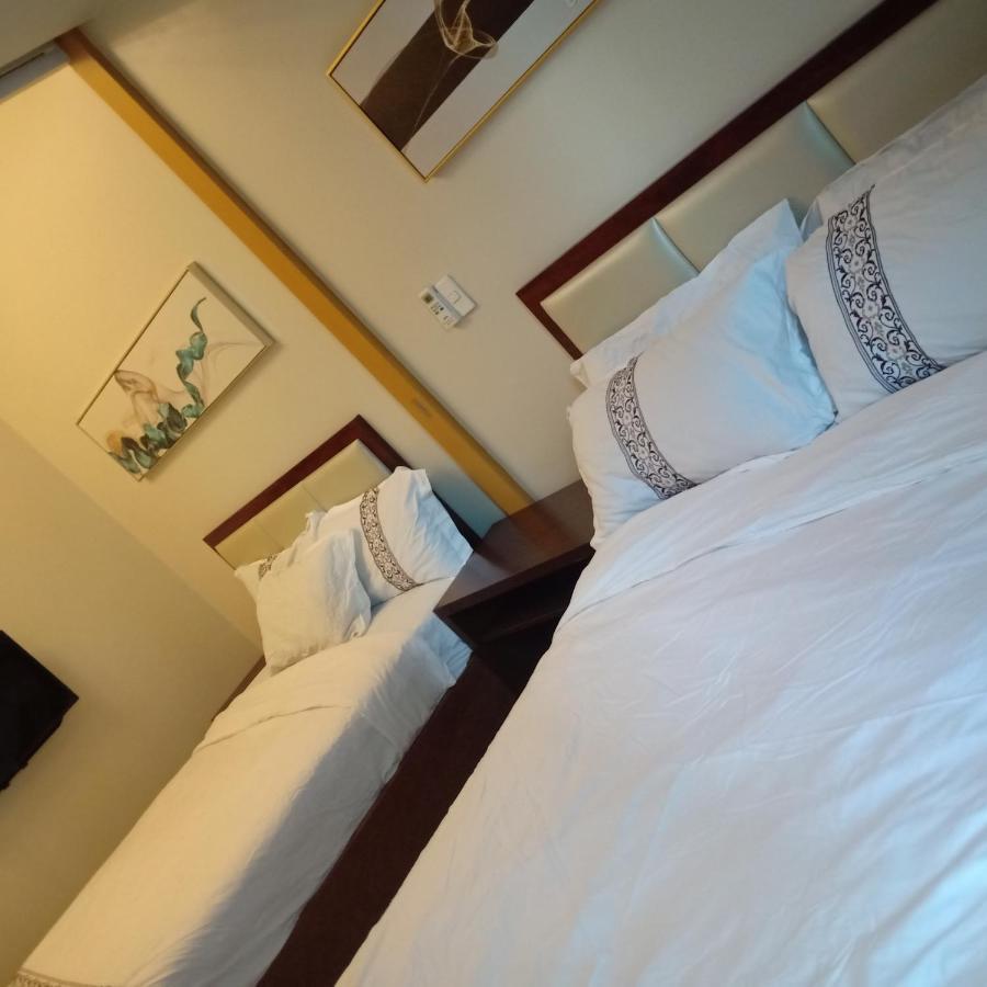 One Uptown Opposite Of Grandhyatt Hotel Manila Taguig City エクステリア 写真