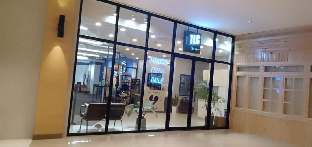 One Uptown Opposite Of Grandhyatt Hotel Manila Taguig City エクステリア 写真